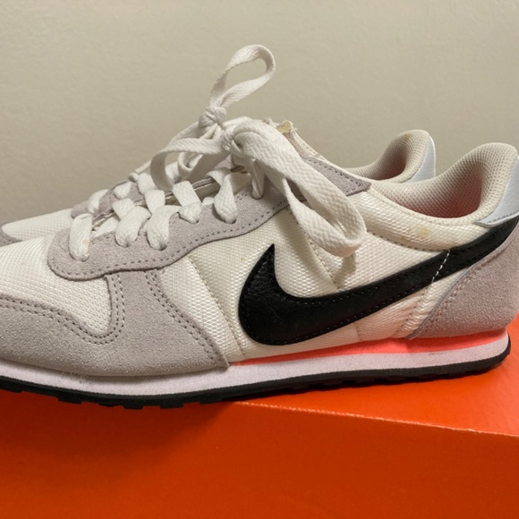 Nike womens vintage sneakers size 7 - Picture 2 of 8